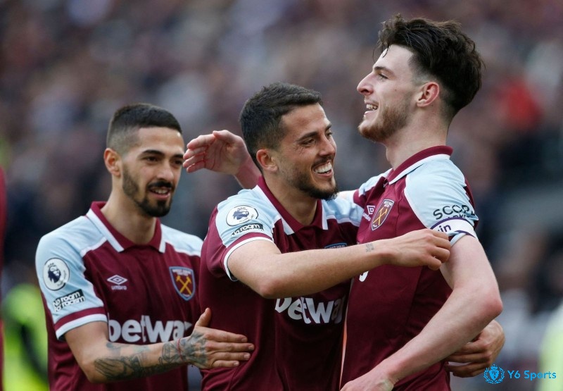 Những phút giây chiến thắng của west ham bên những người đồng đội của mình