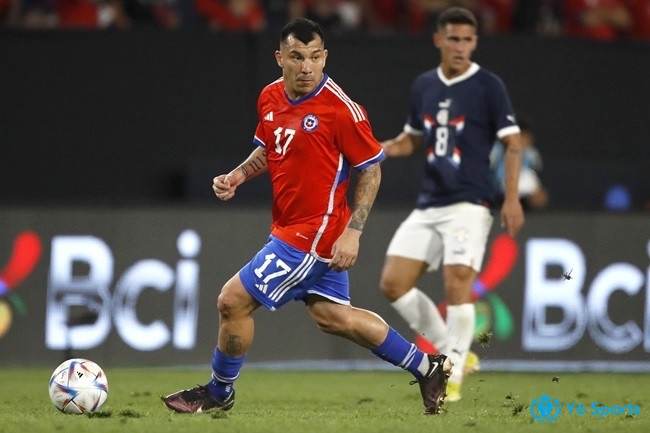 Gary Medel ghi được 4 bàn thắng khi Chile đối đầu với Bolivia